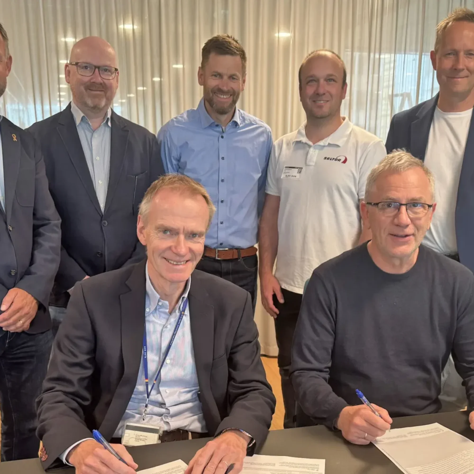 Jørn Johansen, direktør for serviceanlegg i Bane NOR, og Svend-Harald Maalen, daglig leder i Seltor, (i front) skrev under kontrakten. Bak f.v. Gaute Lorentzen og Terje Fosser fra Bane NOR; Martin Hasle, Henrik Kristiansen og Jan-Frode Eng fra Seltor. Foto: Olav Nordli/Bane Nor